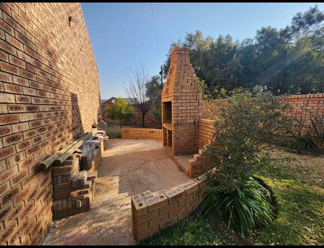 2 BEDROOM TOWNHOUSE FOR SALE IN GREENHILLS